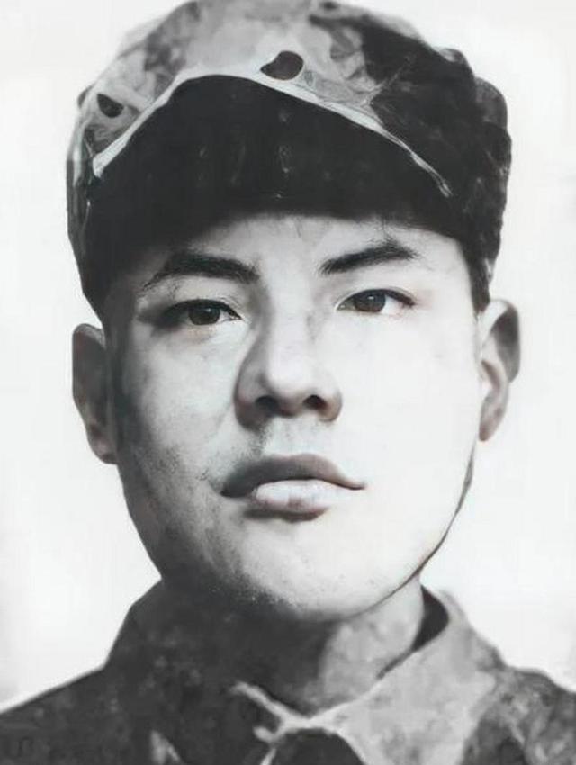 1943年，仅25岁的八路军科长被俘，日军把他带到华丽住所，还找来美女和他同房，