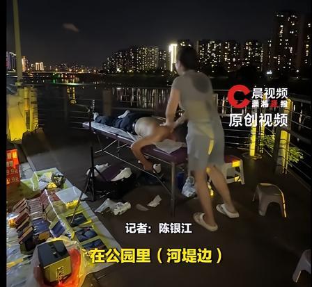 万万没想到！按摩行业居然换玩法了。过去不少按摩店关起包房大门，密闭房间里说不清道