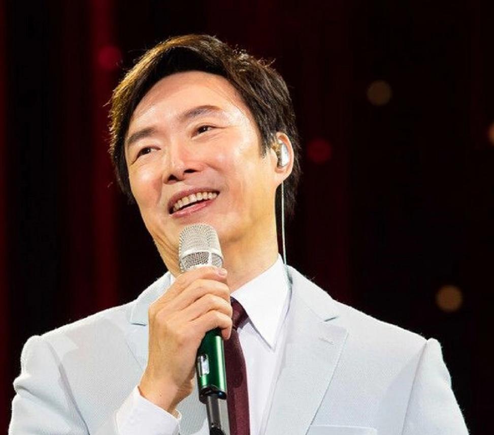 费玉清，近况曝光！4月8日一大早，已经退圈6年多费玉清，突然冲上了热搜，好友