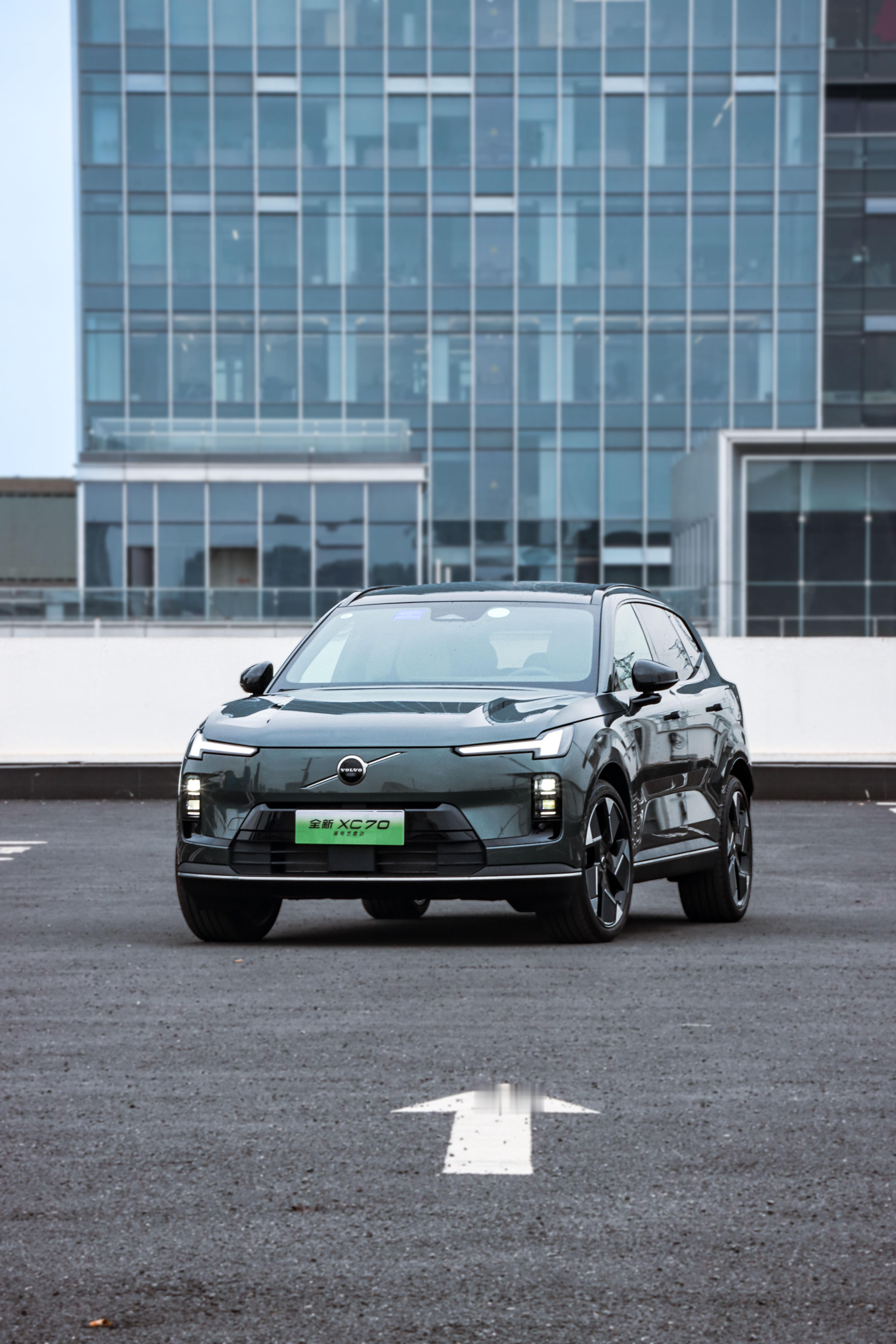 拿到的依旧是我最喜欢的松湖绿沃尔沃全新xc70真的太好看了，很喜欢这种简约干净