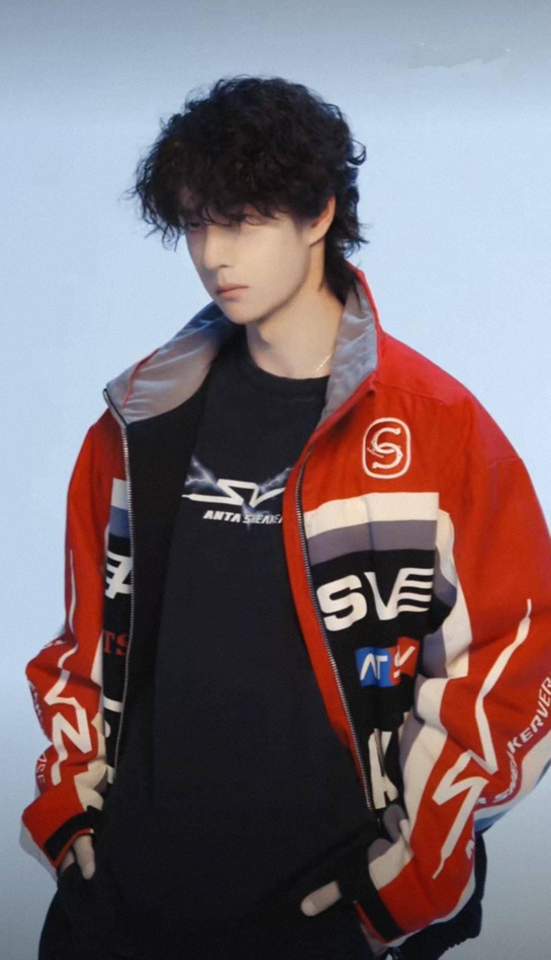 王一博不愧是安踏品牌全球首席代言人，轻轻松松把安踏演绎出完全不一样的味道。机车