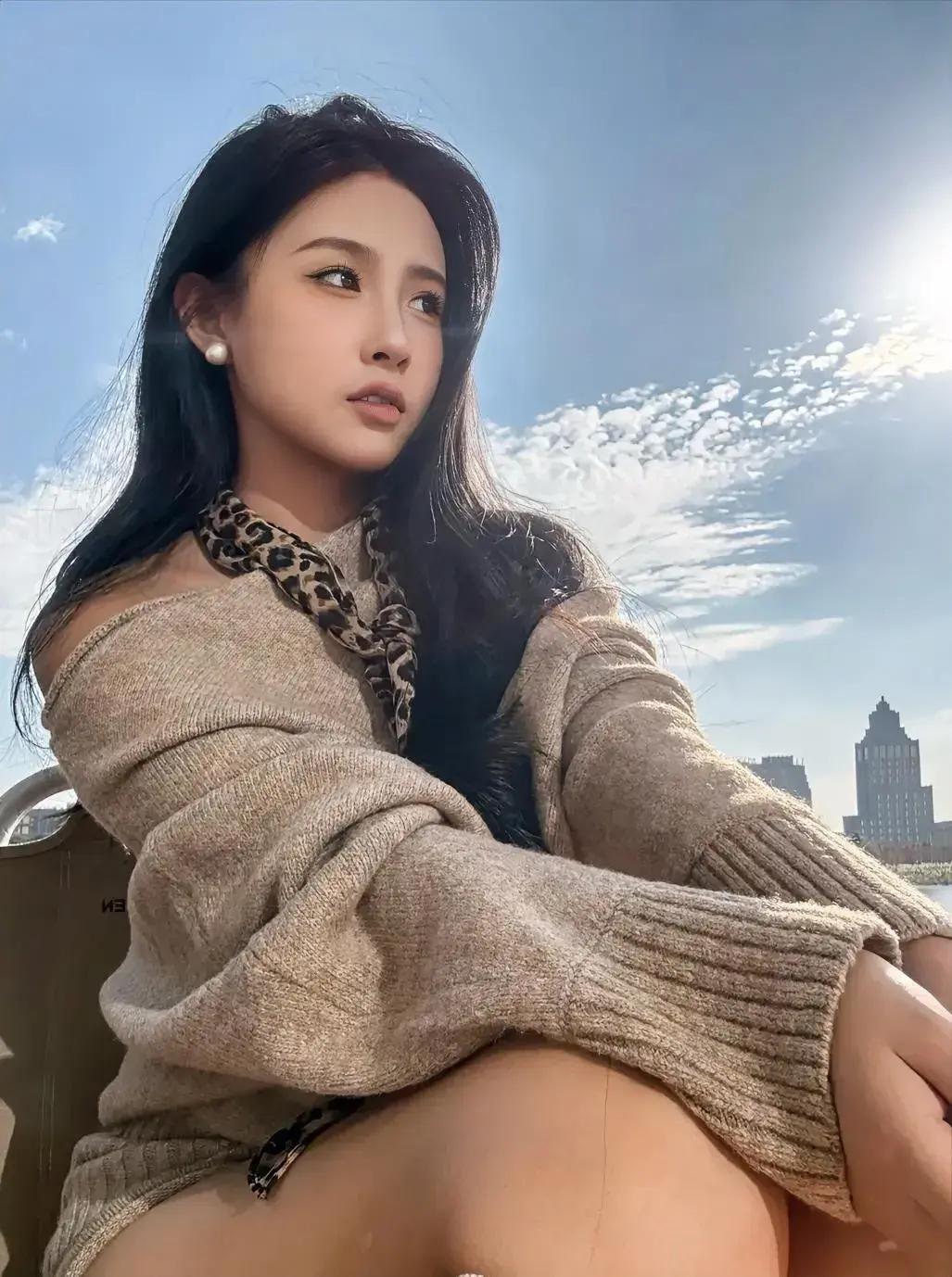 阳光下的少女，慵懒的午后时光