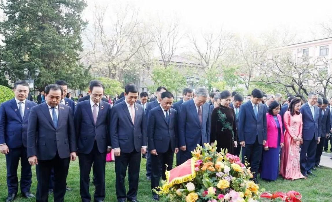 苏林偕夫人吴芳璃致敬胡志明，并与胡志明雕像合影！4月14日苏林夫妇到越南驻华大使