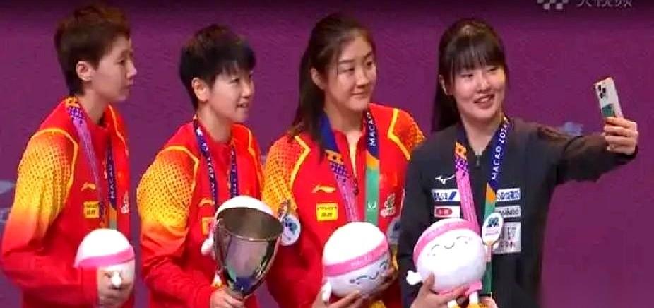 颁奖台上，王曼昱低着头，金灿灿的奖杯却稳稳地端在孙颖莎手里。这不是新鲜事，两年后