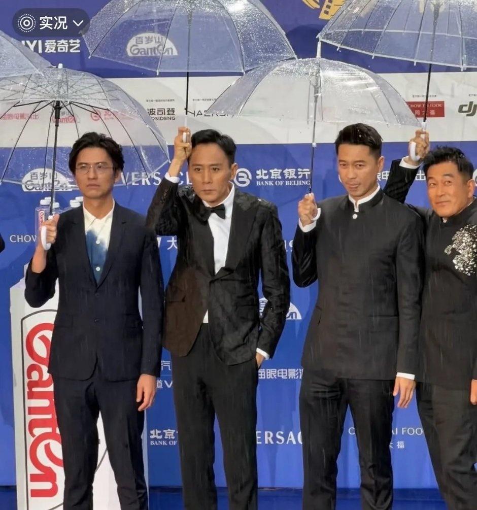 刘烨打伞好好笑，全淋自己头上了[笑着哭]​​​