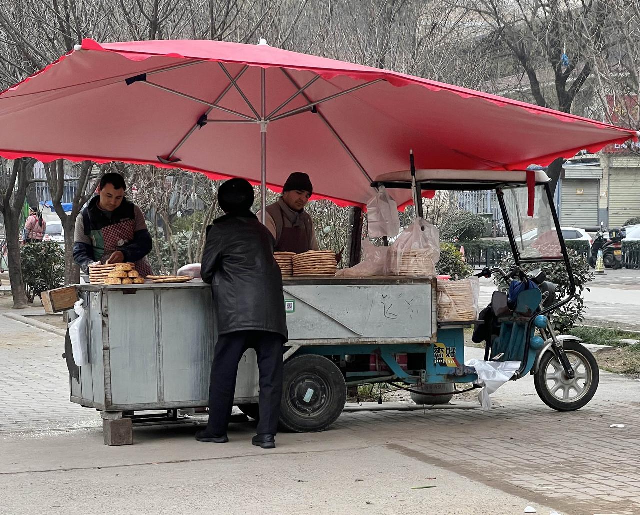 现在摆地摊儿的比门面店赚钱。早上路过一个烤馕摊，4块钱买了一个馕，我问那个维族