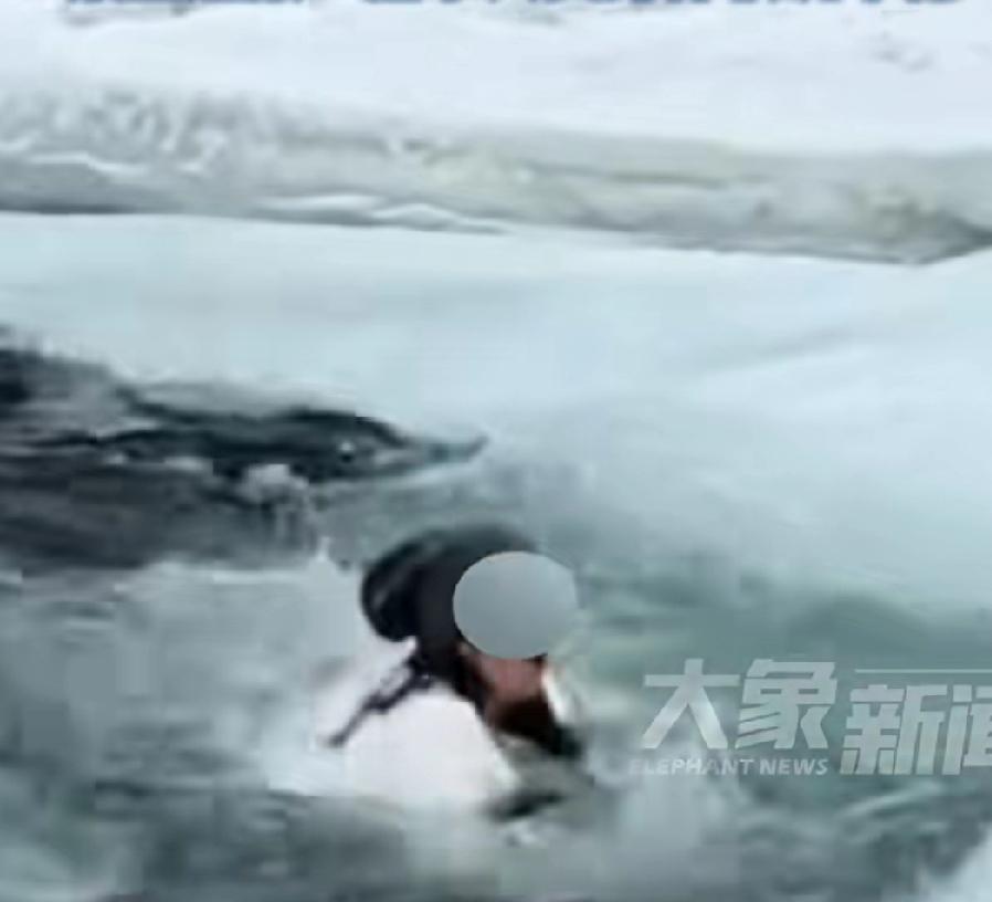 2月10号新疆喀纳斯景区上演生死救援，一对母女越过河边警戒线拍照时，孩子不慎落水