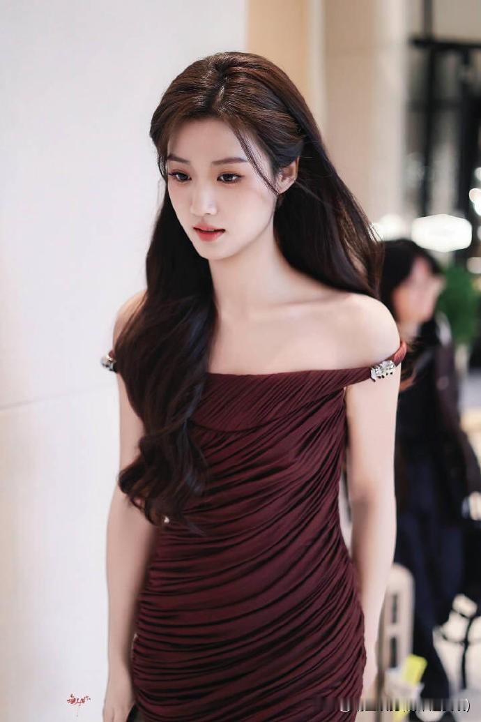 卢昱晓生图状态绝绝子！就是这裙子也太短了，走路都得小心翼翼卢...