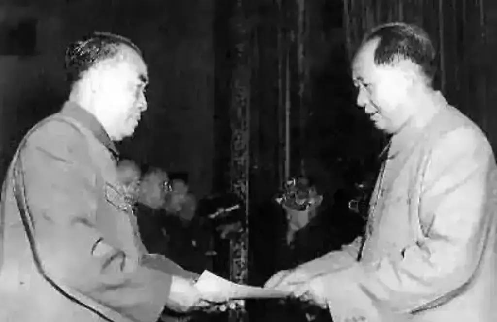 1955年贺晋年预授大校，朱德彭德怀贺龙三人联名找毛主席说情：这衔太低，主席说至少少将那年评衔名册送
