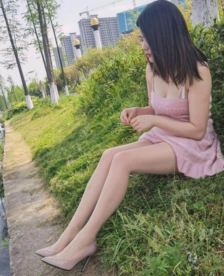 陪闺蜜来湖边坐坐聊聊天
