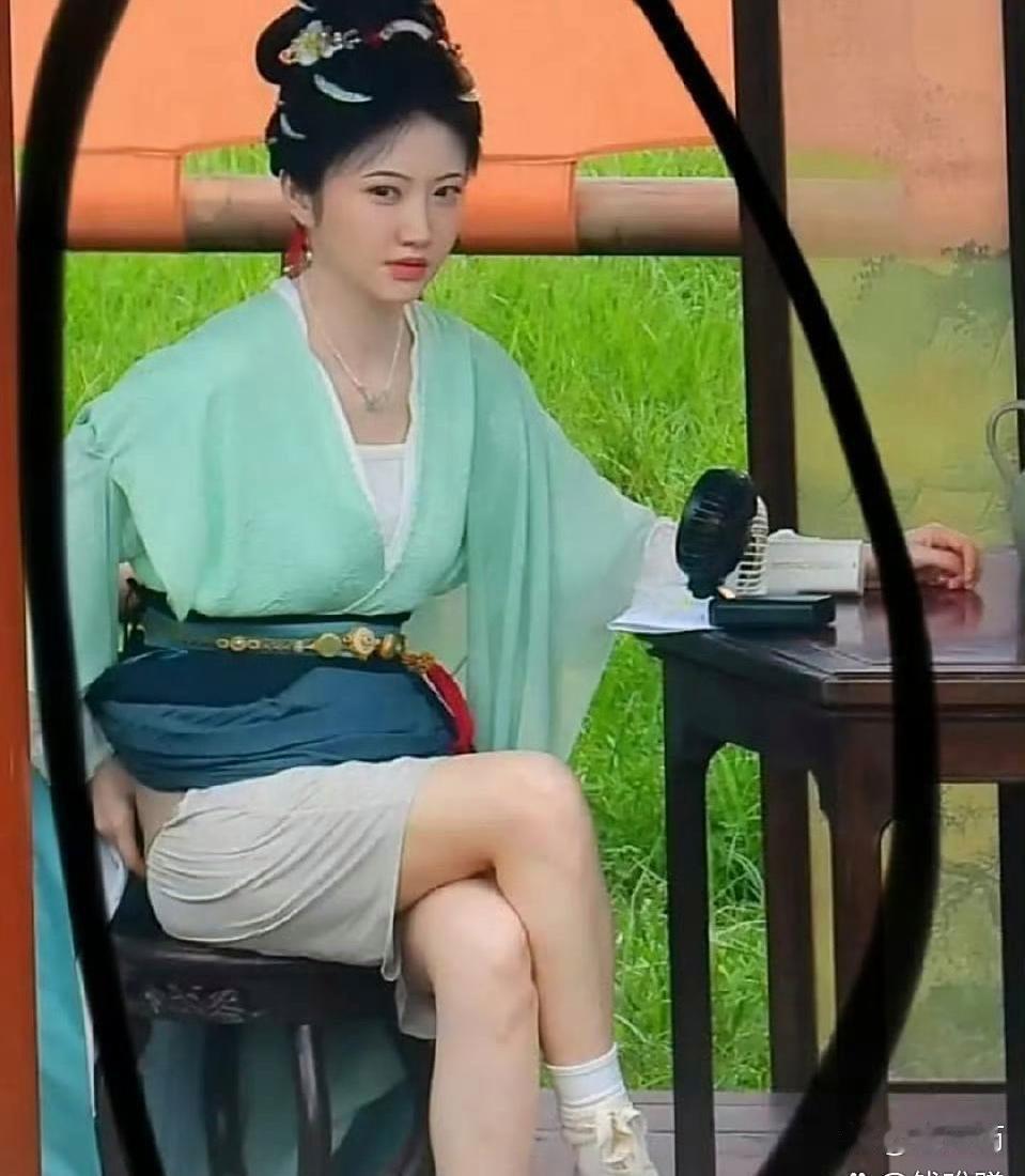 夏‎天‍‍拍‌‌古装戏是真的热，‏热到⁠﻿‌啥程度？‎你‍‌看景甜都热‏成什么‏样了。‎﻿‎​​​