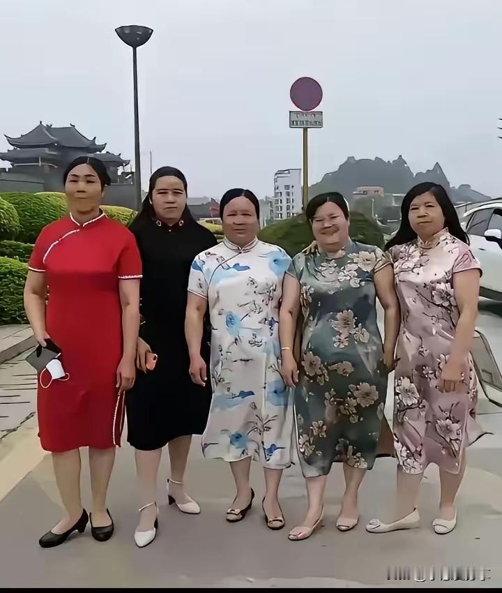 大妈们穿的旗袍好看吗？