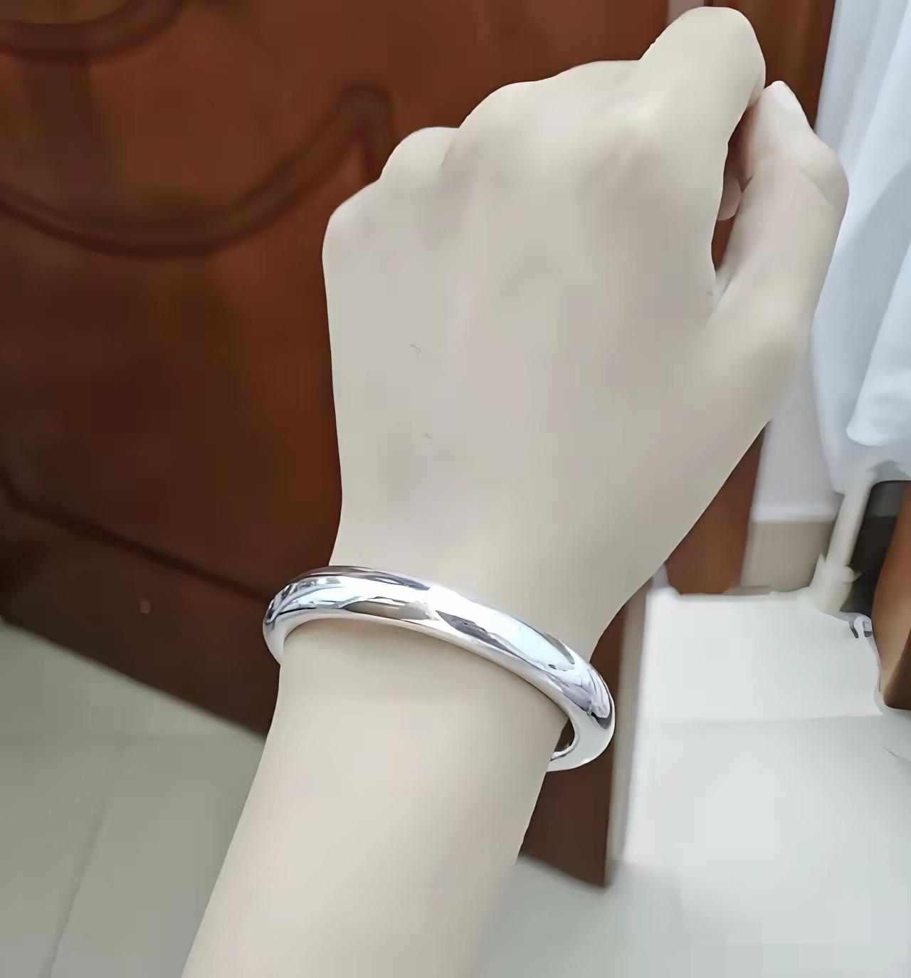 难怪现在年轻人都绕开金镯子，一头扎进银饰坑！这波热潮根本不是图便宜，而是大家终于