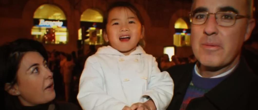 2001年，西班牙夫妇到中国收养了一名9个月大的女弃婴，然而当这名女弃婴