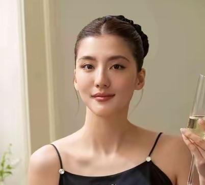 她不靠滤镜卖货，靠的是“先验货再开播”。直播间2.3亿GMV，不是运气，是每件