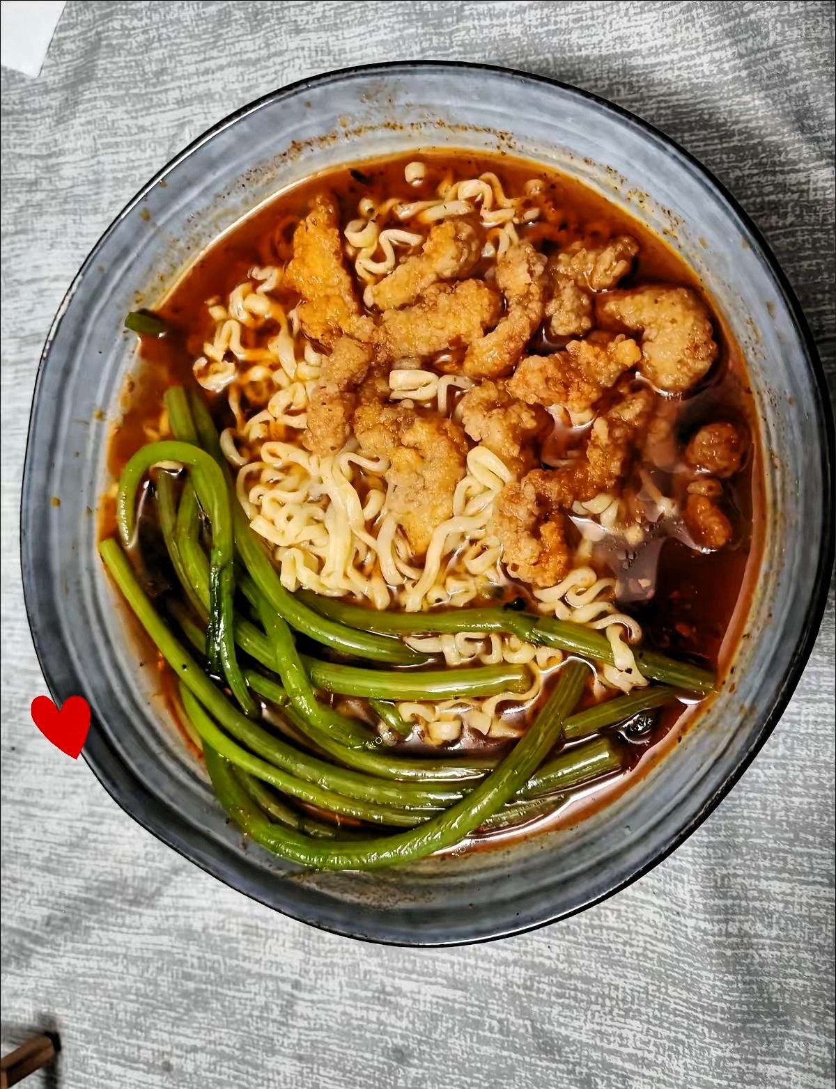 今天是除夕夜，听着外面的鞭炮声，我的眼泪又一次控制不住的流了出来。今天我妈又发了