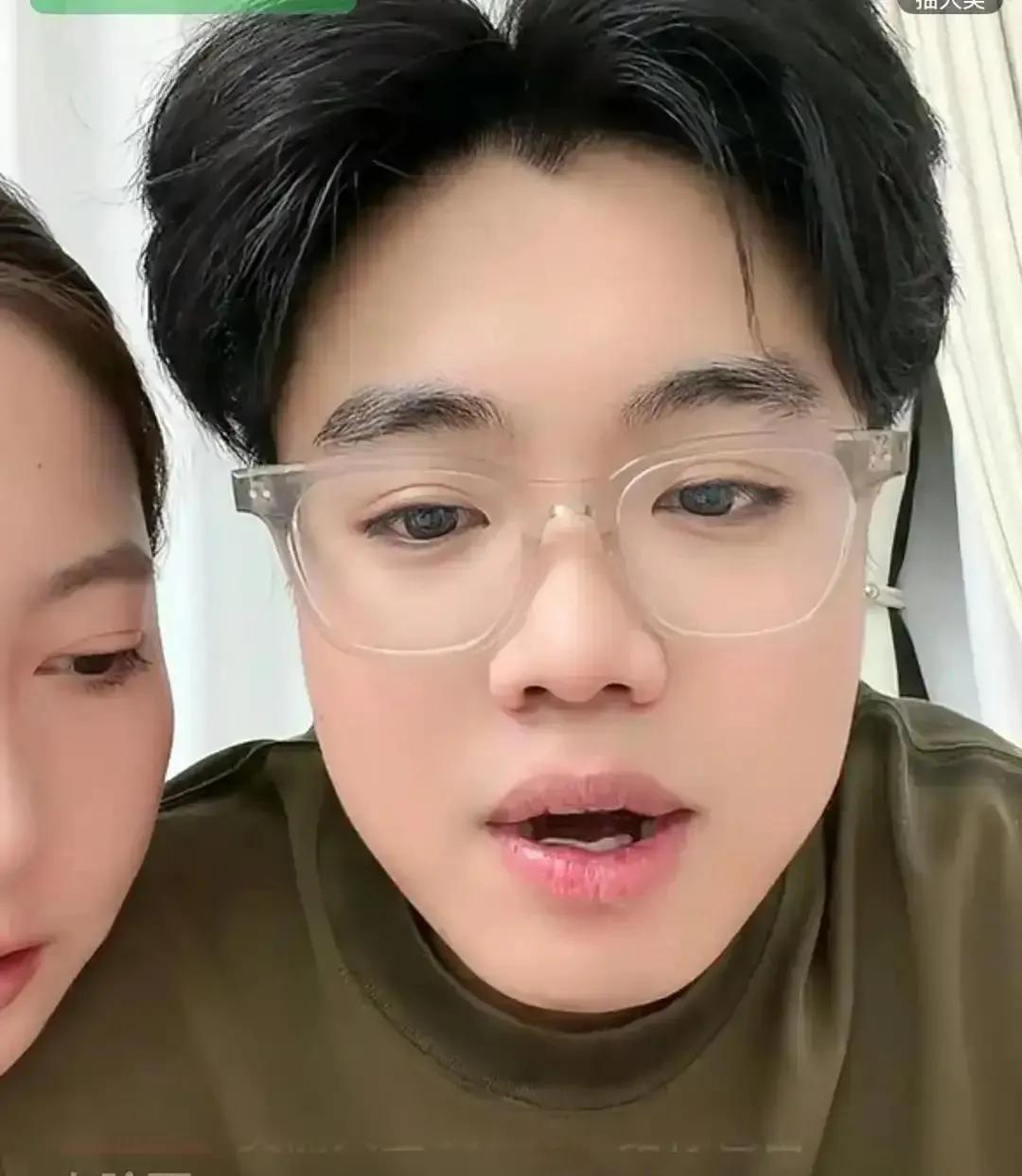 王梓嘉说自己结婚的婚房小，结婚没排场，感觉就是说父亲王小利偏心。本来以为王梓嘉在