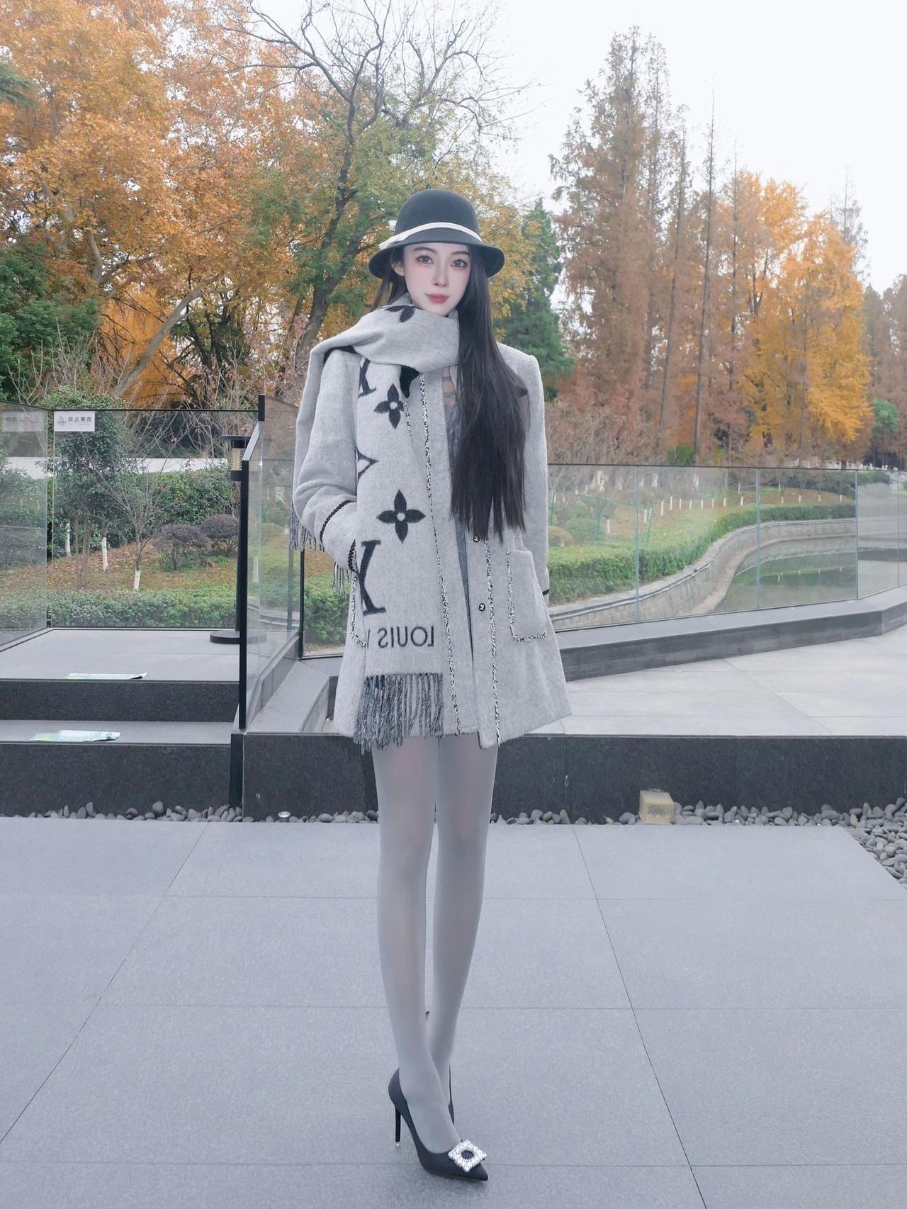 这组穿搭把“秋冬御姐感”焊在身上了！浅灰色系叠穿自带高级滤镜：针织裙的绑带设计