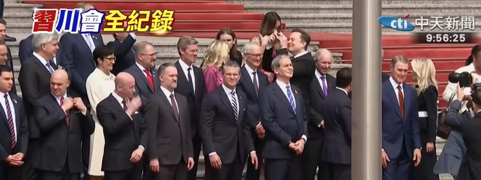 在人民大会堂前，美国17位世界科技巨头与美国高官等待的画面引发世界瞩目！苹果库