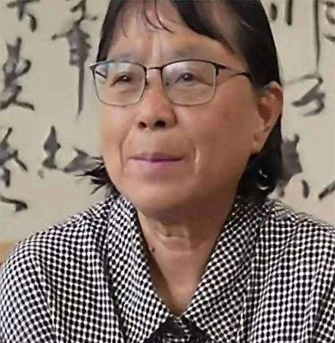 我有个亲戚曾在华坪支教了几个月，和张桂梅一起共事过。亲戚说，实际的张桂梅跟网上说