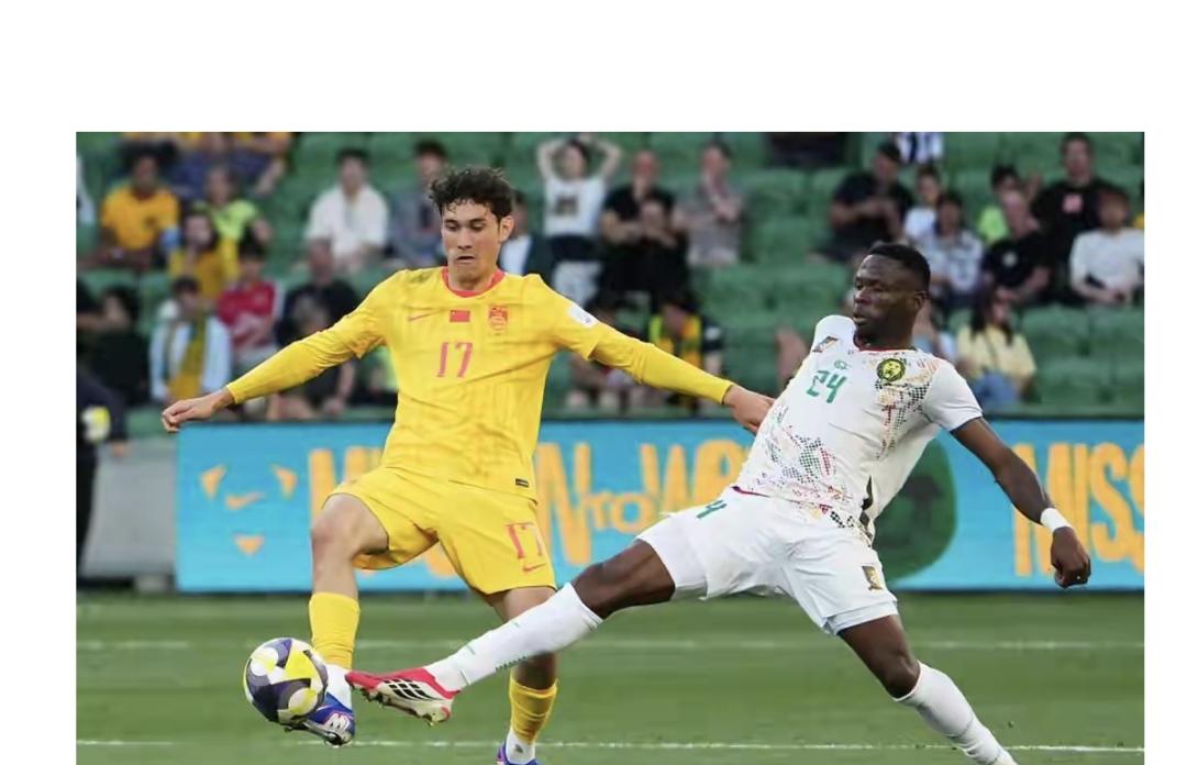 对付强壮黑又硬，还是用拜合拉木，邵佳一用人还真有一套。中国男足对喀麦隆队的足