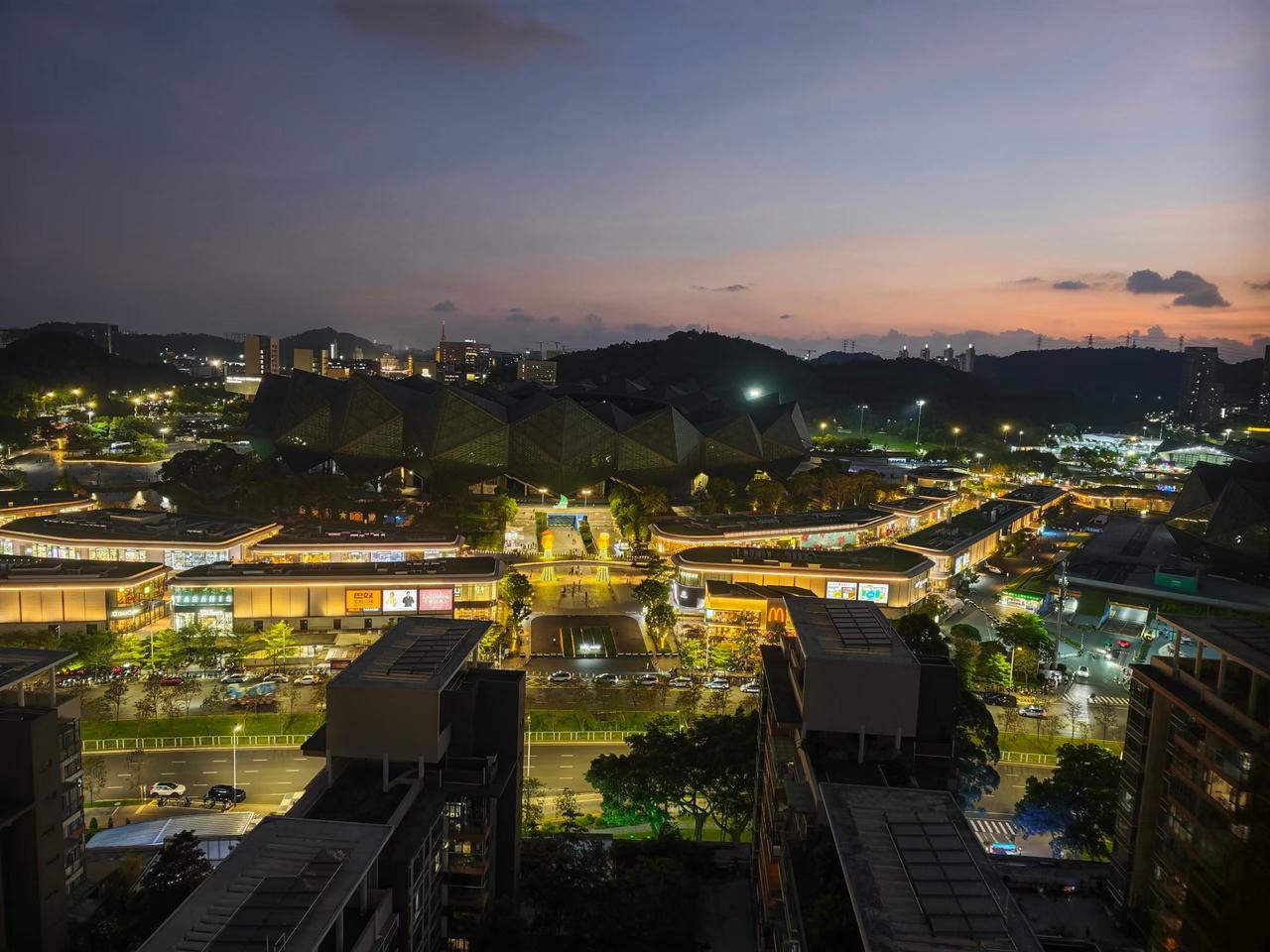 晒图笔记大赛夜幕降临，灯火辉煌的购物中心，繁华都市的迷人夜景。