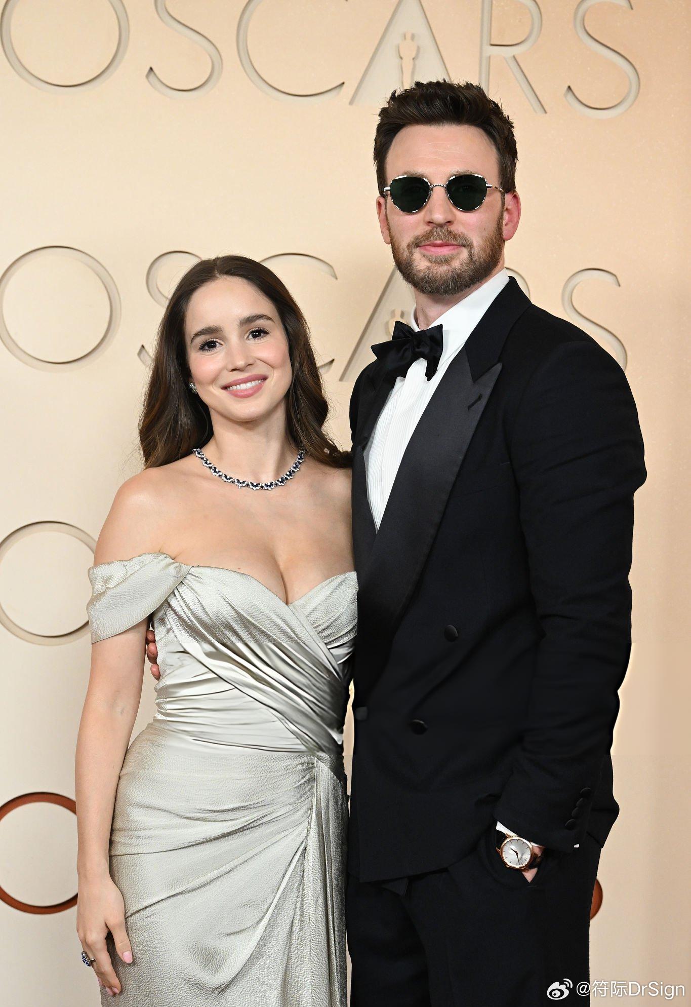 “桃总”克里斯·埃文斯和娇妻阿尔芭·巴普蒂斯塔甜蜜亮相奥斯卡奥斯卡奥斯卡红毯