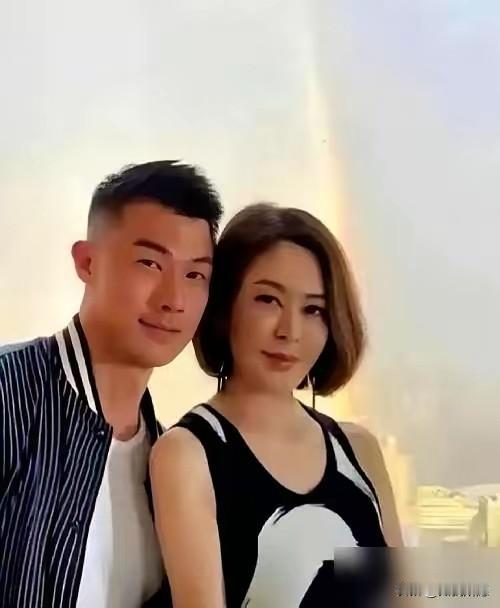 关之琳这回，算是给全天下的女人上了一课。年轻时候别嘲笑她“贪钱”，那是没安全