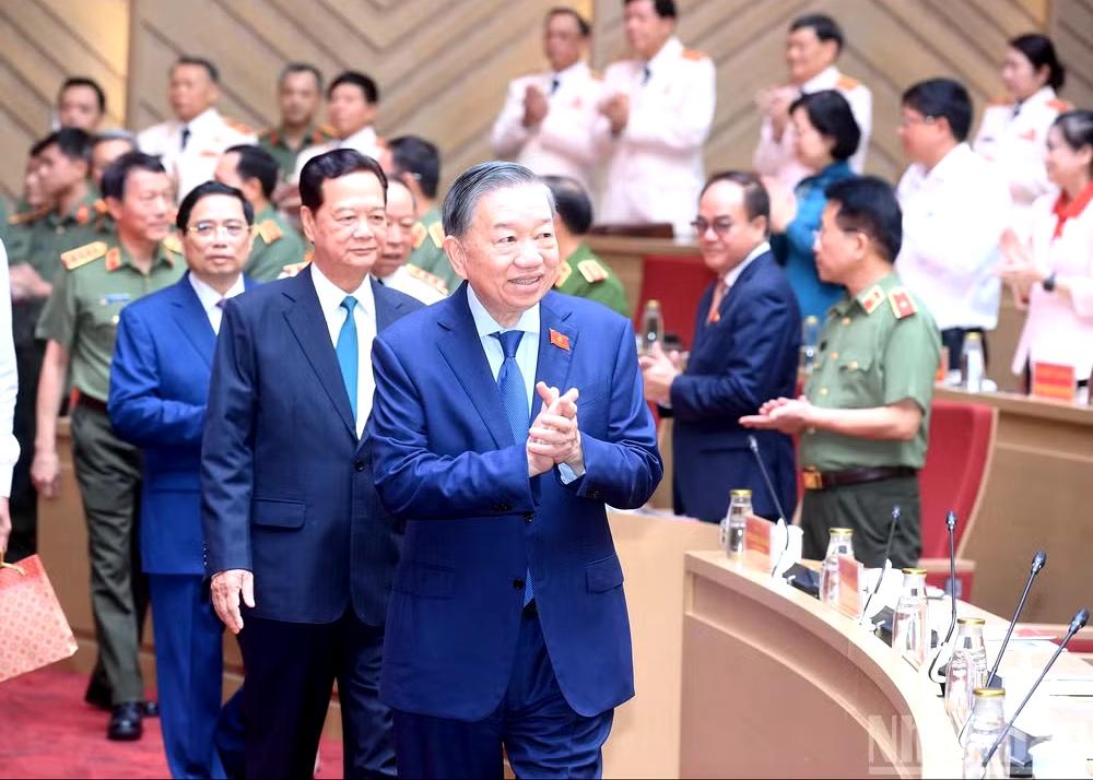 阮晋勇、苏林、范明政难得凑到一块，一同出席越南公安退休人员协会的会议！要知道