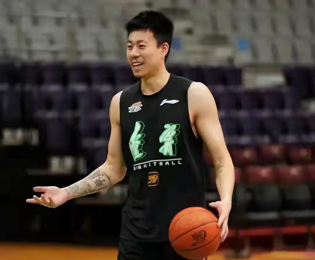 是谁逼走了金金？有人说张镇麟是主动要求离队的，因为他的爱人在深圳，可