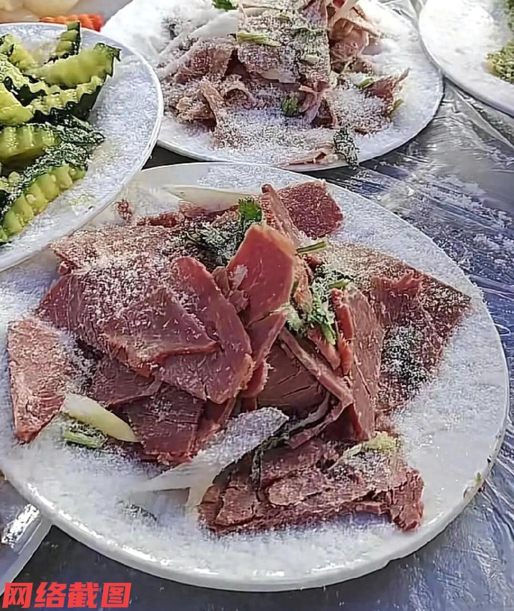 河南周口有男子到一村民家里吃席。只是男子没有想到这宴席也没有准备帐篷，又不在