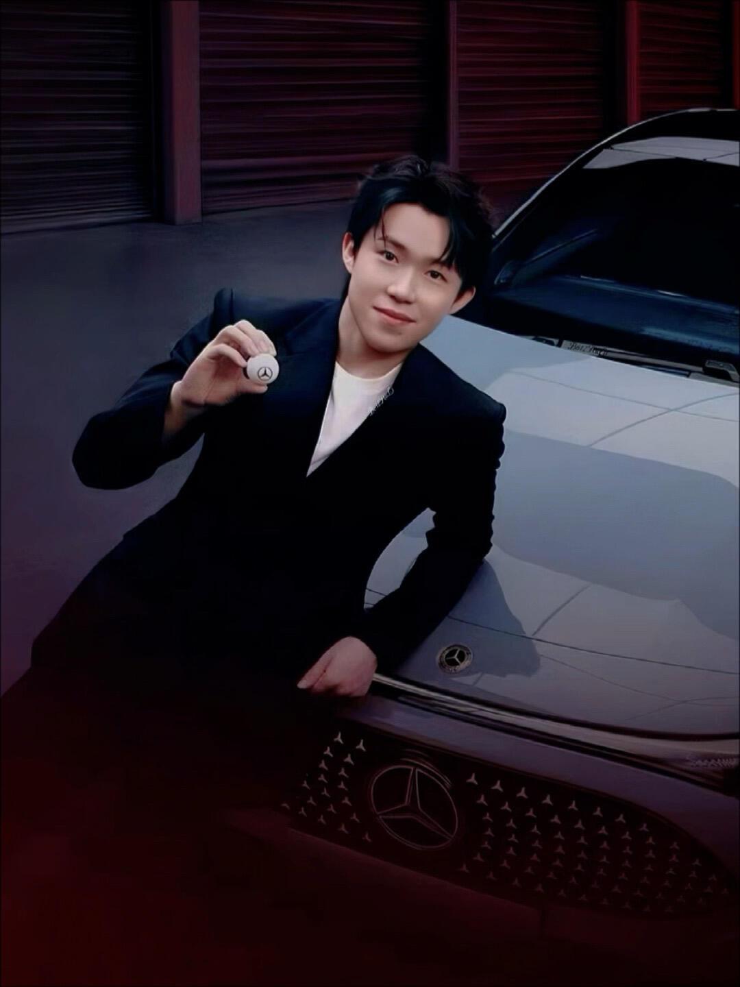 王楚钦好久不见，真的是尊贵的梅赛德斯车主，爱单手开大奔，代言奔驰太有范了！“钦