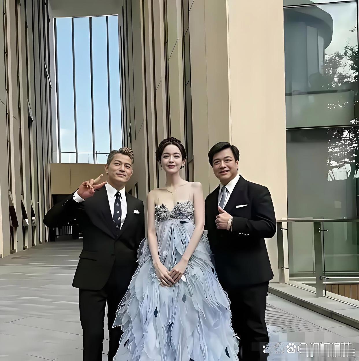 怪不得郭富城都主动跟她合照。身为女生，我看了都心动！这颜值绝了，美得移不开眼！