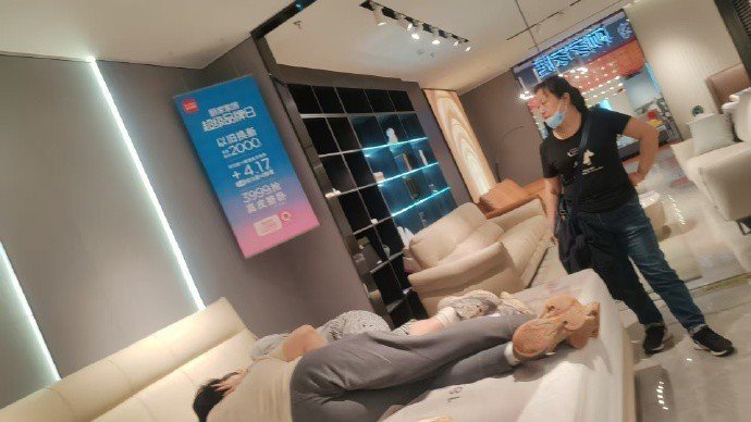就这么着急吗？他们的妈妈还就在旁边​