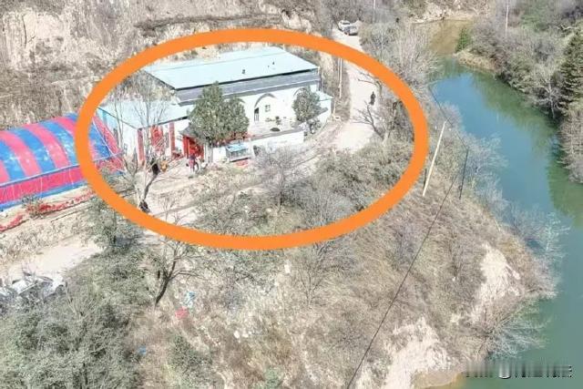 陕西延安，23岁大四男生请假回家参加朋友的婚礼，晚上喝完酒后，男生到朋友门口的路