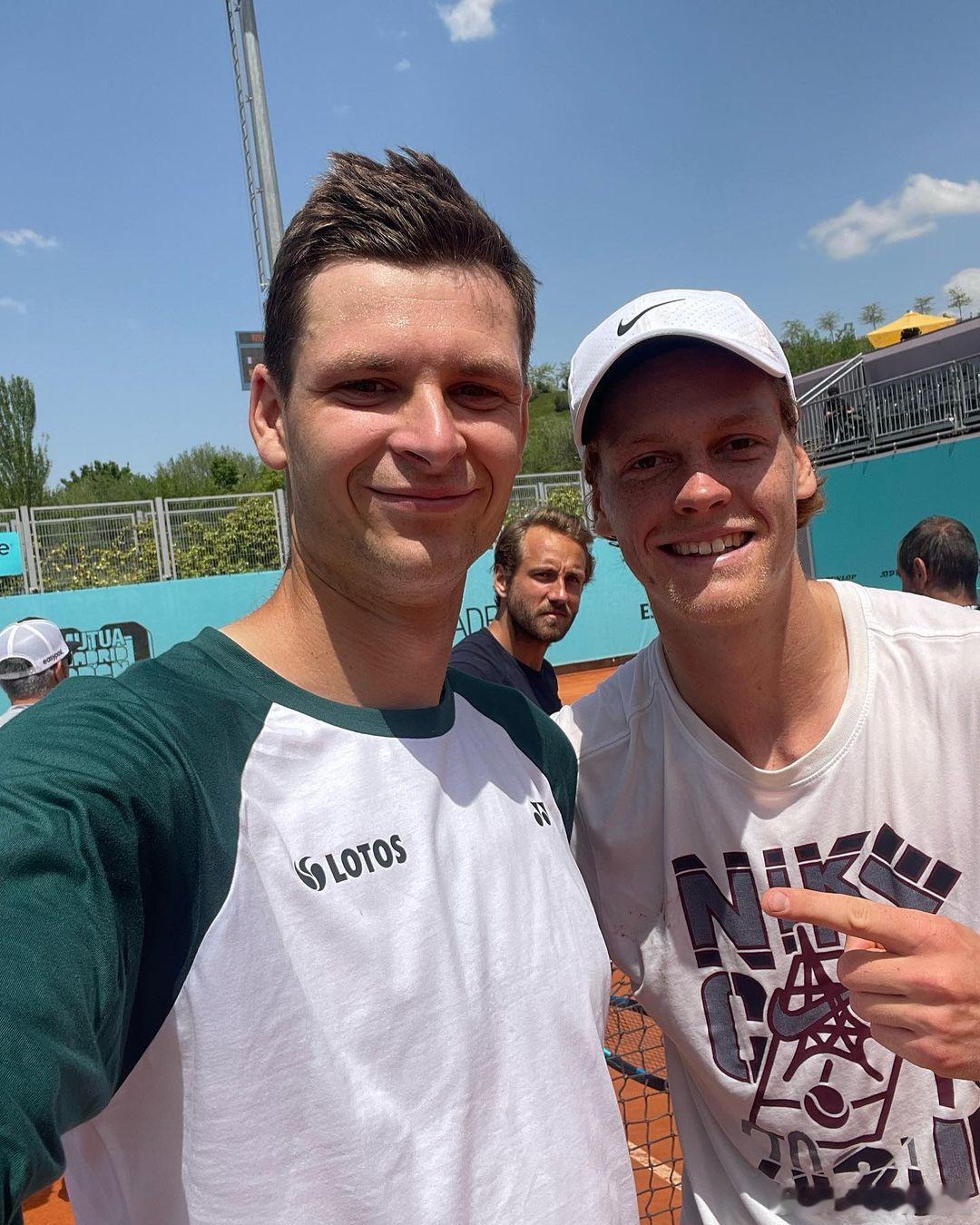 胡尔卡奇：“辛纳和我经常聊天，我在每次他赢得冠军后都恭喜他。看他比赛很精彩。他在