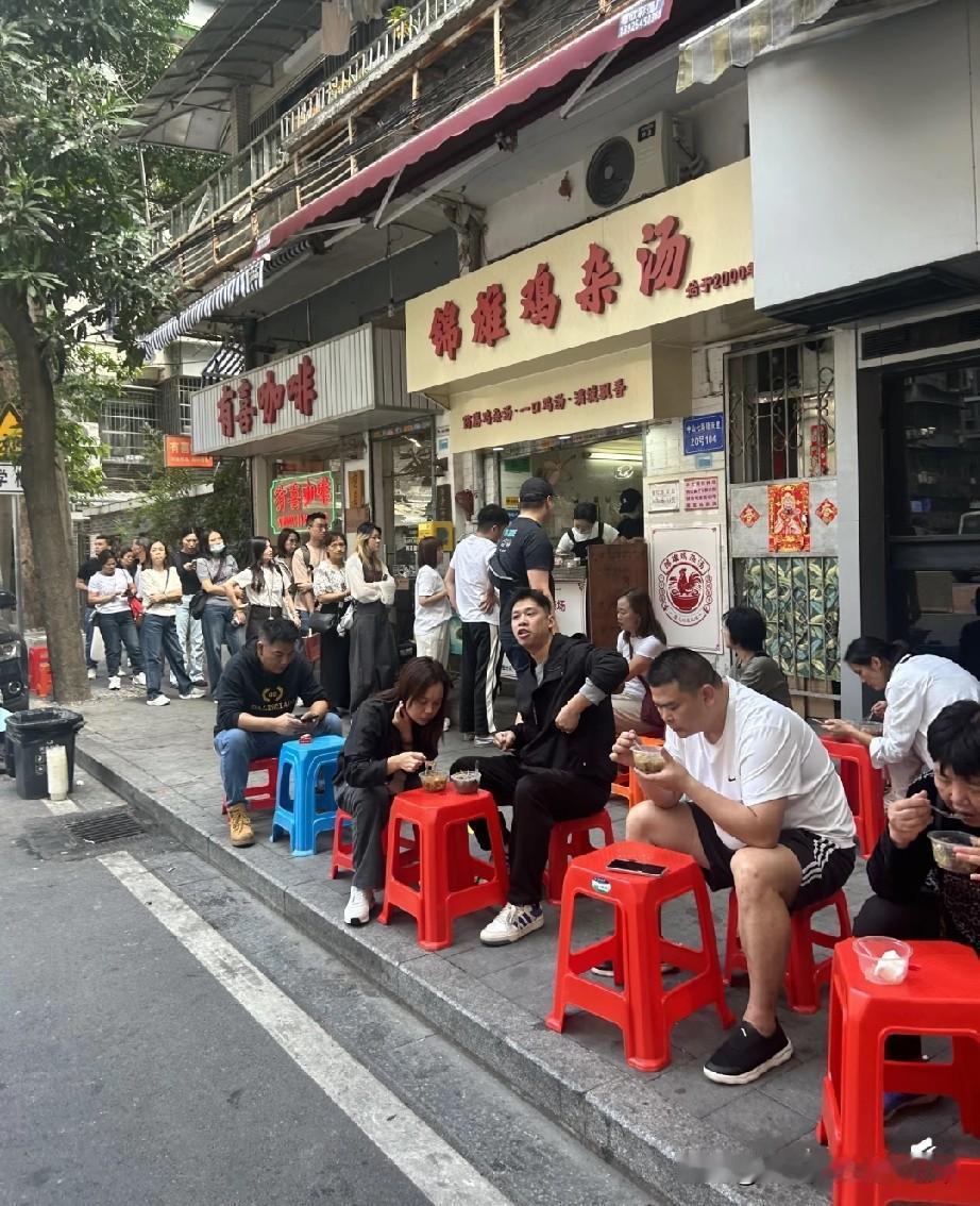 广州一碗汤的神奇力量！在广州荔湾区的老街上，有家不起眼的小店，每到饭点就挤