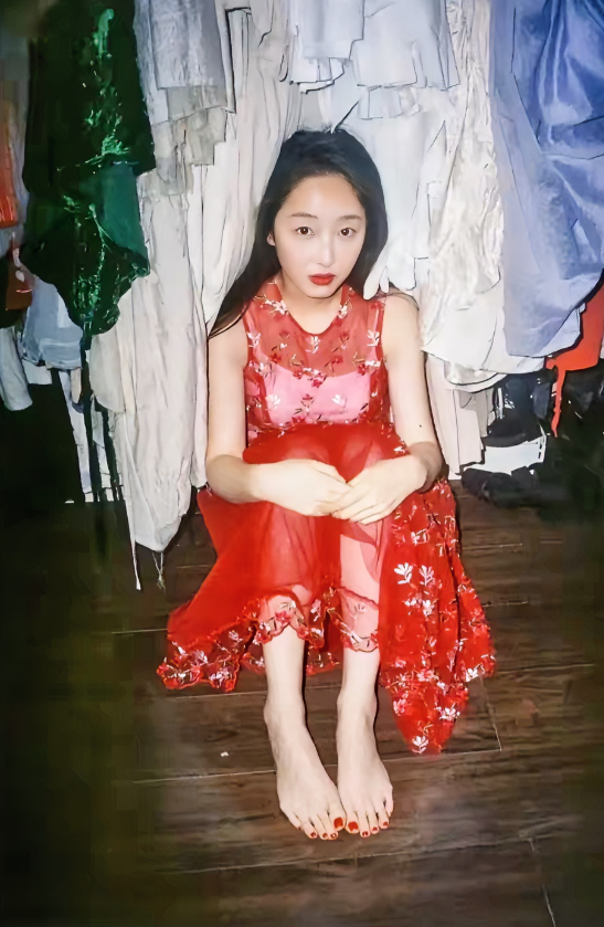 蒋梦婕，166cm，光脚坐地上好美，就是这脚显得又大又宽，脚指甲颜色很不错，你们