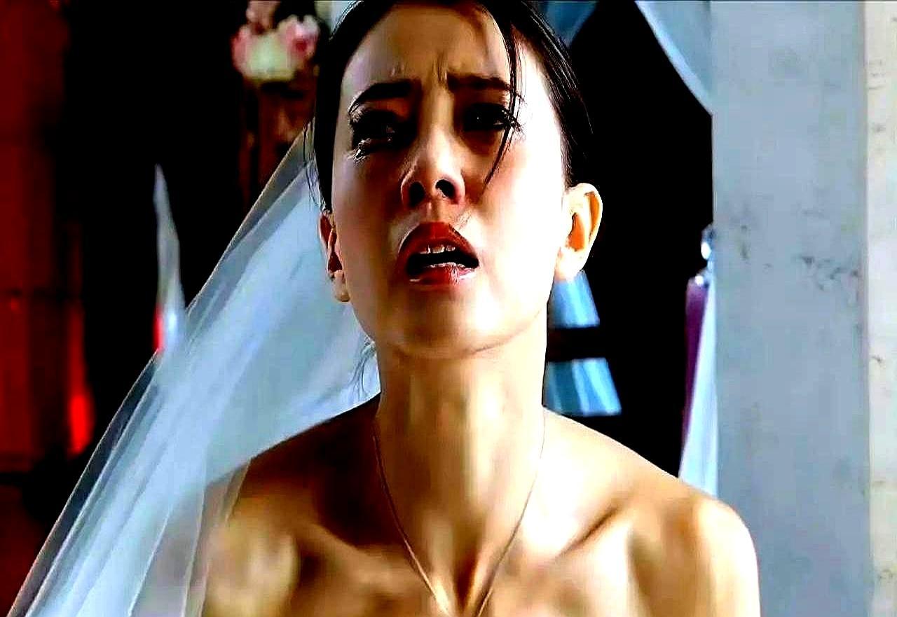 扣子崩飞那秒，她连眉毛都没抖。现场二十多号人，原本等着看笑话。衣襟炸成两片