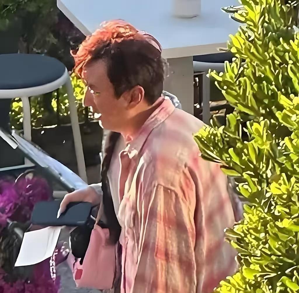 王思聪身体严重透支，他跟女友懒懒现身意大利卡普里岛游玩。瞧他走路驼着背，没精打采