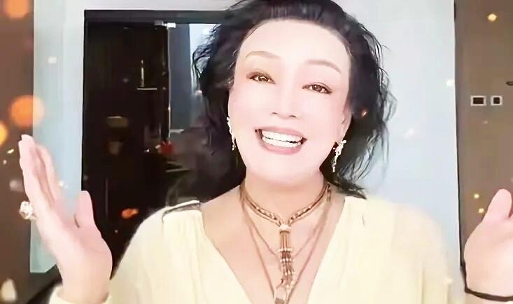 兰姐最新近况曝光，全程投身事业，压根没时间理会家庭琐事，一心扑在工作上的模样格外