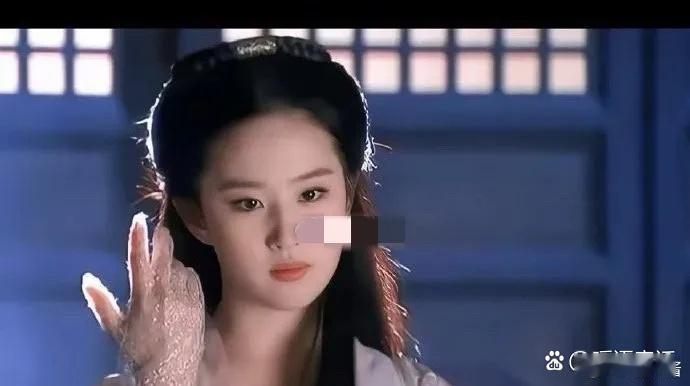 刘亦菲这个手套，据说是她妈妈用透明银丝线纸织出来的，没认真看还以为是平时一次性的