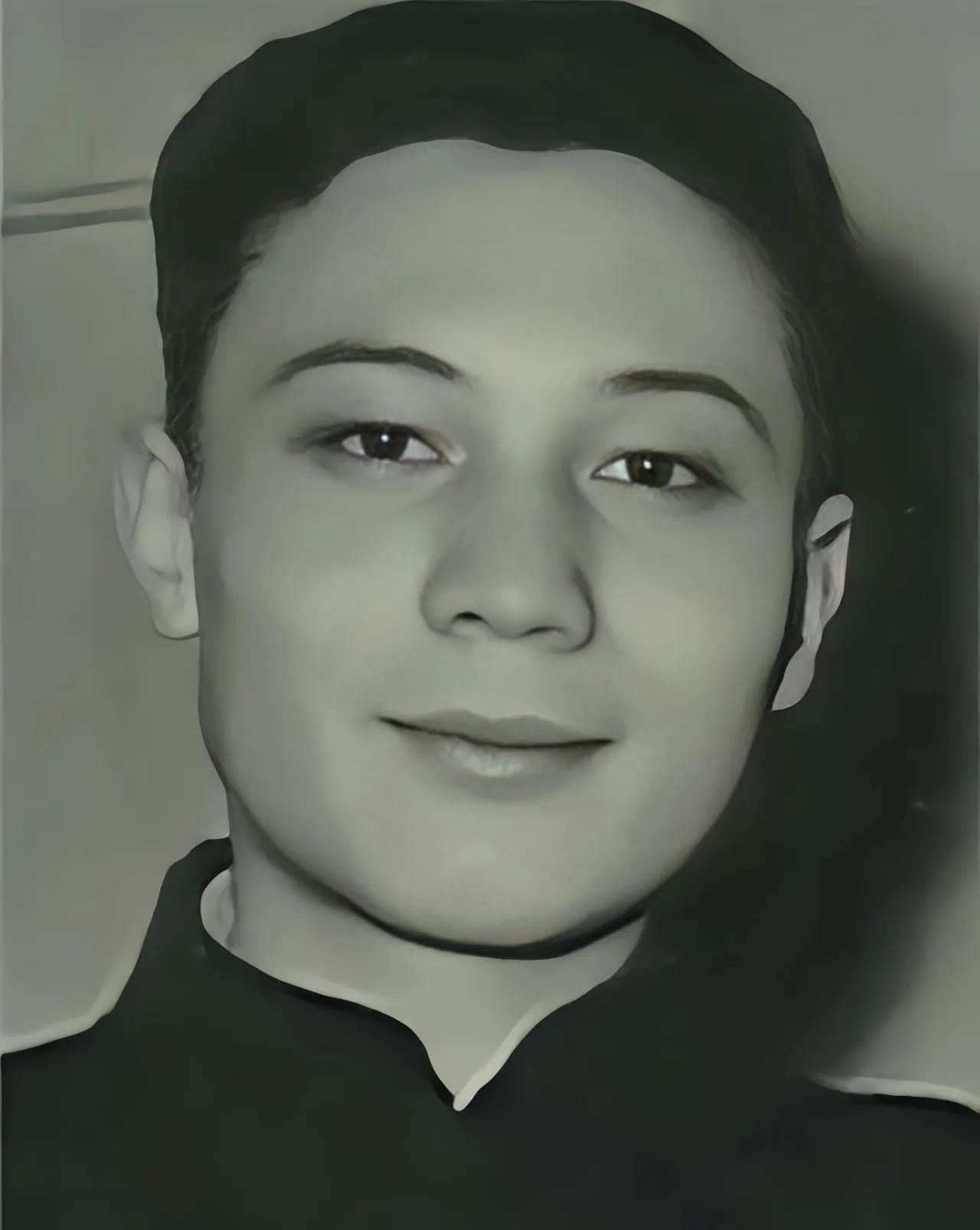 1952年，蒋孝文被抓进警察局，警察问他家长是谁，他没有回答，而是指了墙上蒋介石