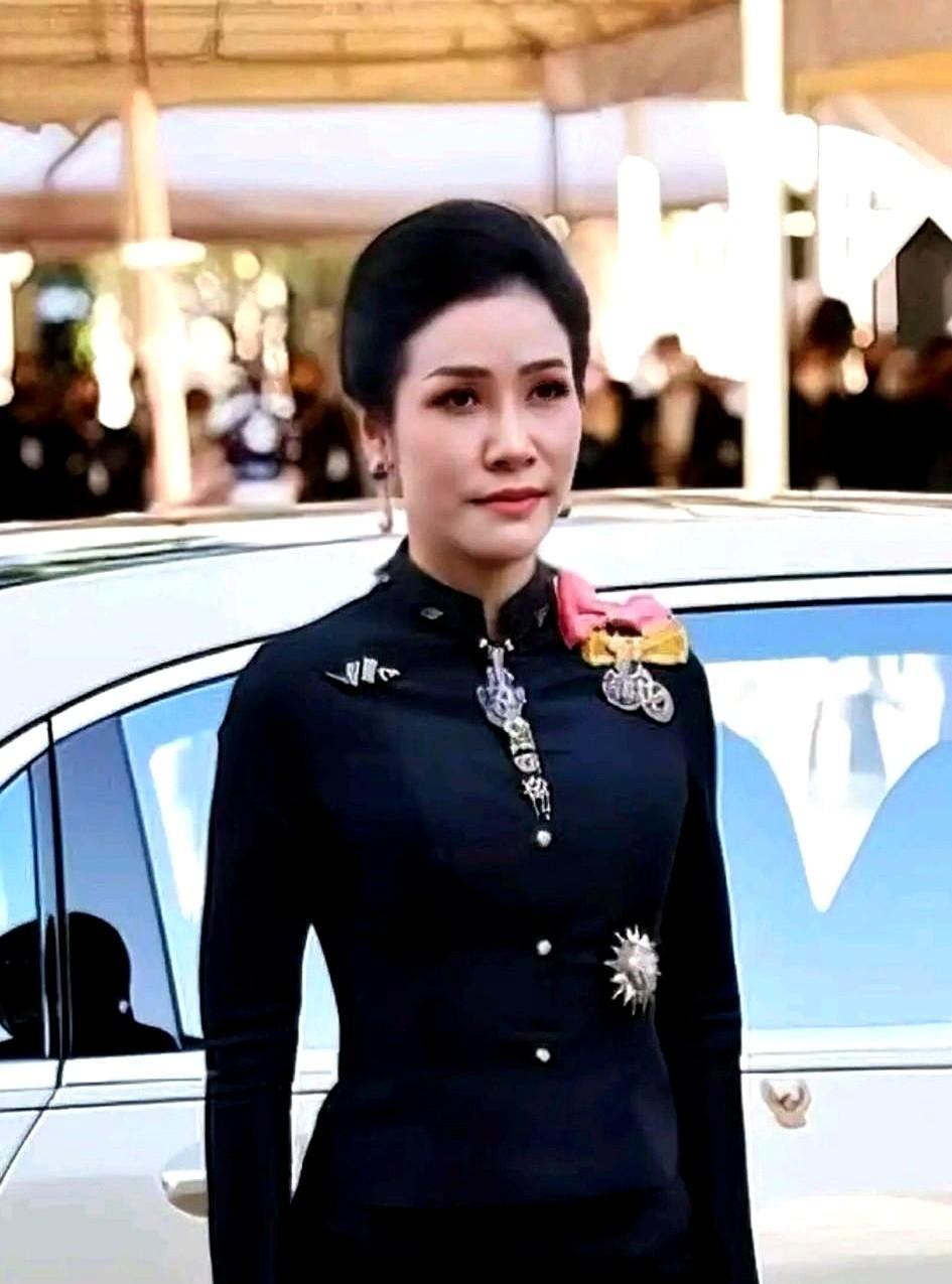 快讯！快讯！泰国国王瓦吉拉隆功突然宣布了。镜头里，王后在祭拜流程里连