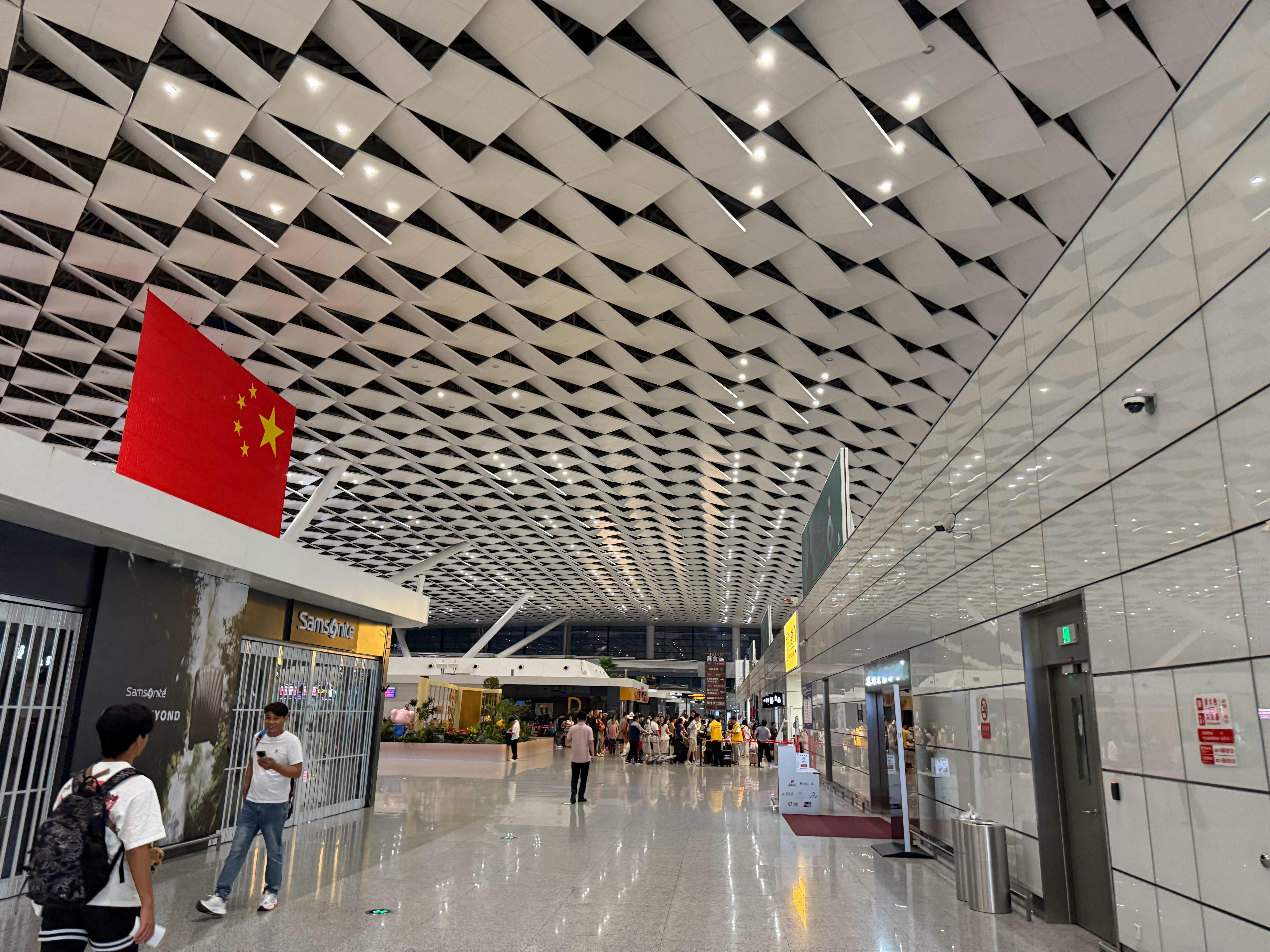 ma'de，找一晚上手机了，睡了半小时就要起飞了真不喜欢这地方[微笑]​​​