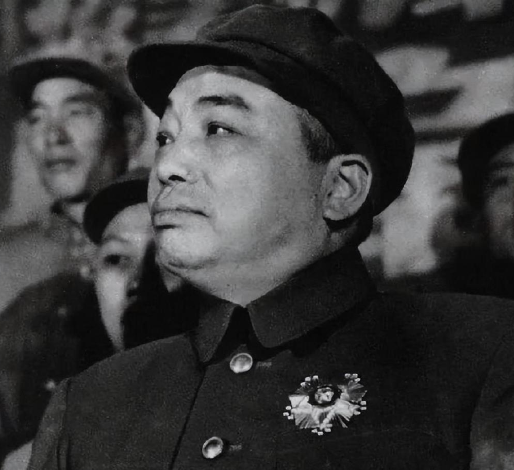 1954年，金日成派人送来24箱苹果给毛主席，主席收到后让拿给警卫团享用，然而当