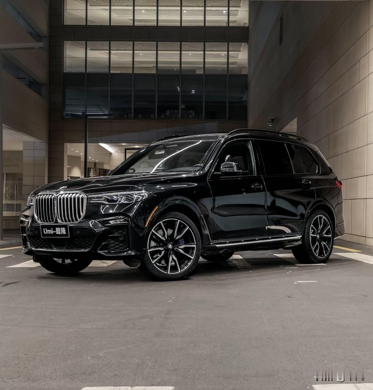 刚有哥们问我，宝马X7开起来到底霸不霸气？值不值得掏钱？这么说吧，开它出门，