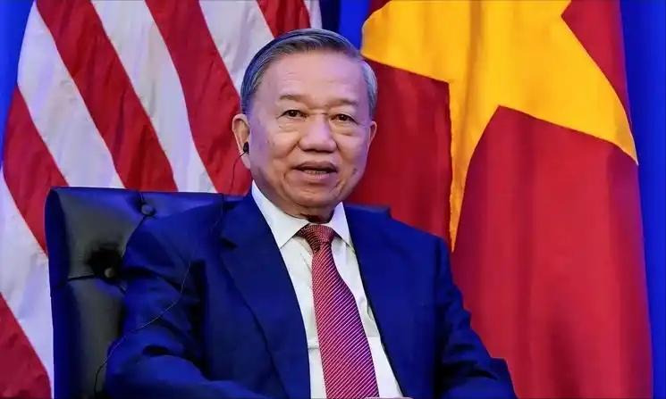 7月31日，美国海军“乔治·华盛顿”号航空母舰缓缓驶入越南岘港，开始为期数日的停