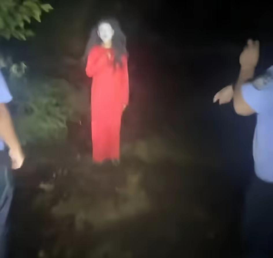 你敢信？民警深夜在老楼片区巡逻，阴影里“噌”地窜出个红裙身影——脸抹得比墙灰还白