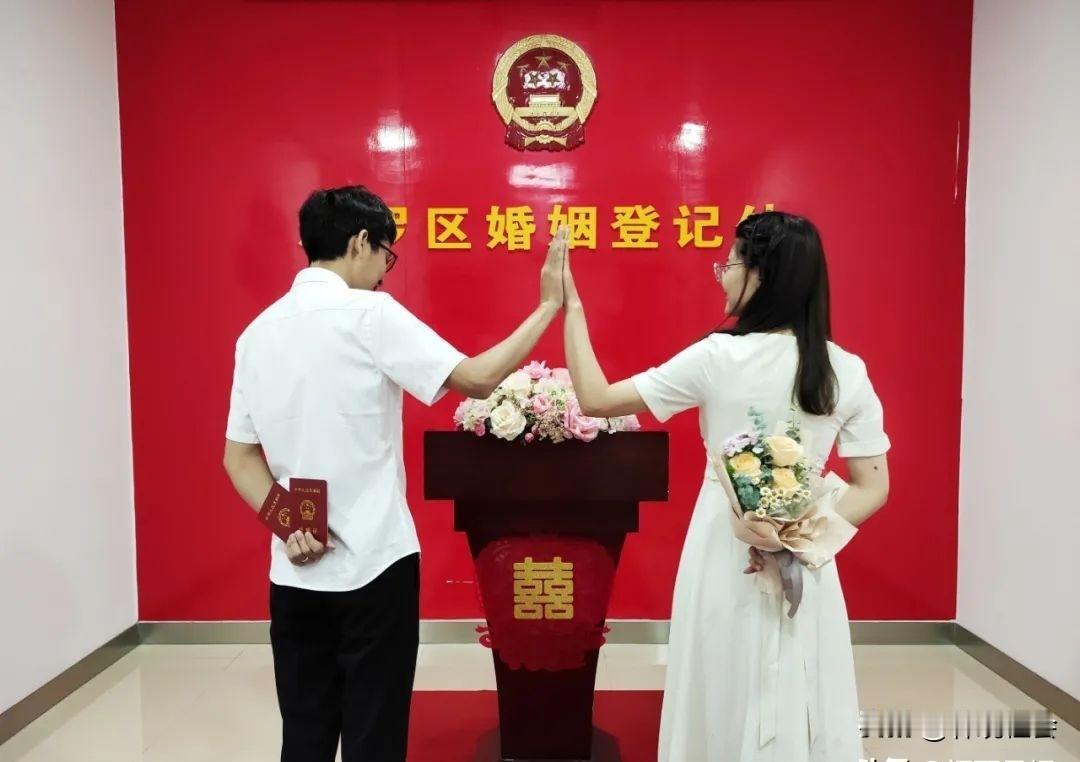 2026年5月20日，在杭州婚姻登记处，有多位姑娘和外国男友办理结婚登记手续。其
